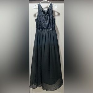 Plus size Floor length formal. Size 2XL. Black. Zipper closure. Lace and chiffon